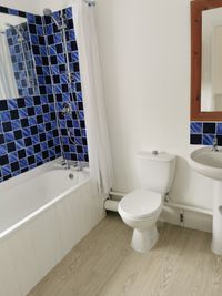 1a Higher Cheap Street - bathroom