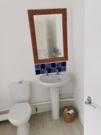 1a Higher Cheap Street - bathroom1